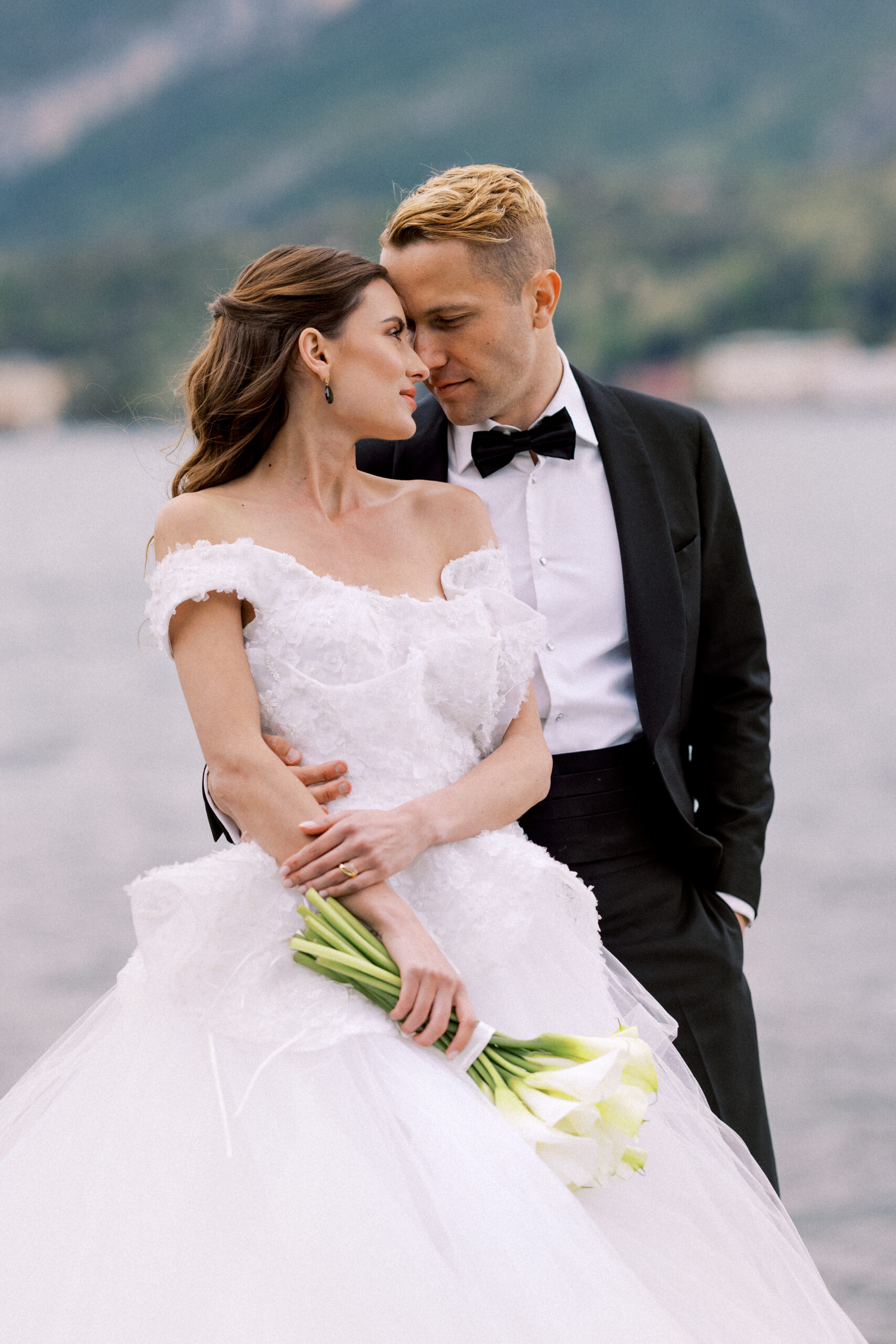 Couple get married on Lake Como