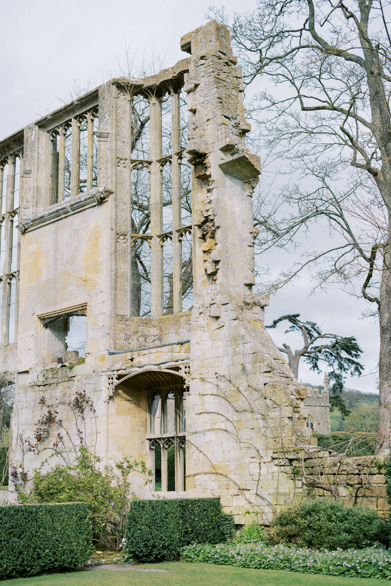 The gorgeous ruins at Sudeley Castle Wedding venue